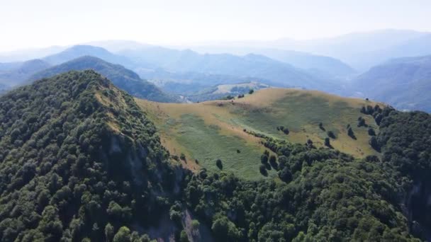 Αεροφωτογραφία Του Βαλκανικού Βουνού Κοντά Στην Πόλη Teteven Περιοχή Lovech — Αρχείο Βίντεο