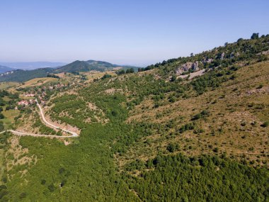 Bulgaristan 'ın Lovech bölgesinin Teteven kasabası yakınlarındaki Balkan Dağı' nın hava manzarası