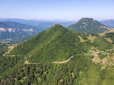 Bulgaristan 'ın Lovech bölgesinin Teteven kasabası yakınlarındaki Balkan Dağı' nın hava manzarası