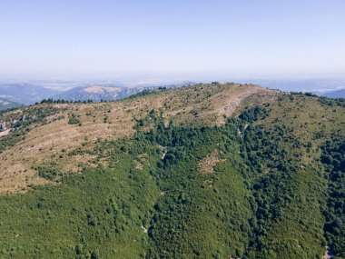 Bulgaristan 'ın Lovech bölgesinin Teteven kasabası yakınlarındaki Balkan Dağı' nın hava manzarası