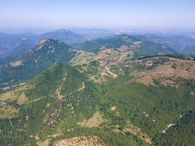 Bulgaristan 'ın Lovech bölgesinin Teteven kasabası yakınlarındaki Balkan Dağı' nın hava manzarası