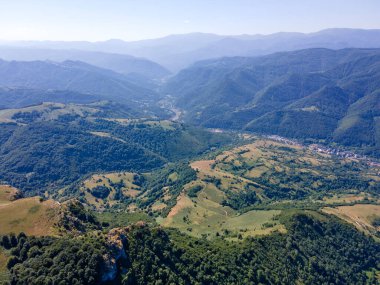 Bulgaristan 'ın Lovech bölgesinin Teteven kasabası yakınlarındaki Balkan Dağı' nın hava manzarası