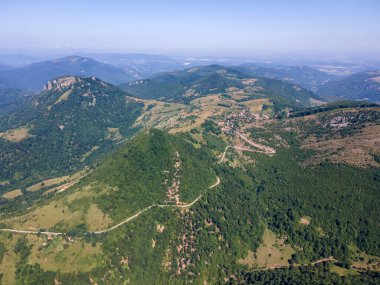 Bulgaristan 'ın Lovech bölgesinin Teteven kasabası yakınlarındaki Balkan Dağı' nın hava manzarası