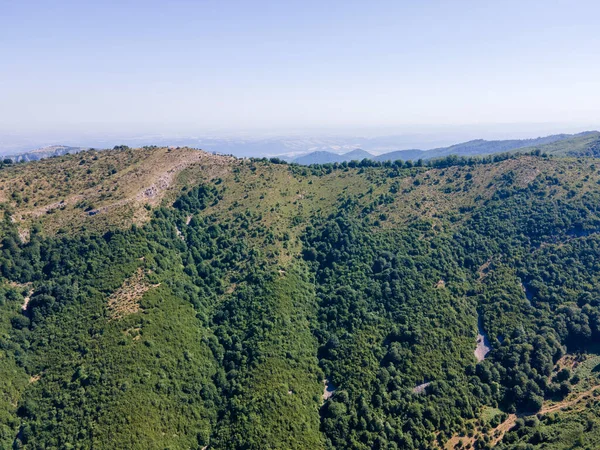 ブルガリア ラヴェチ州テティーヴェンの町付近のバルカン山の空中写真 — ストック写真