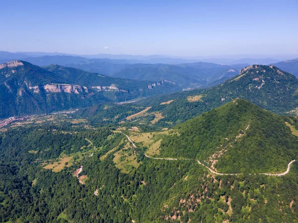 Bulgaristan 'ın Lovech bölgesinin Teteven kasabası yakınlarındaki Balkan Dağı' nın hava manzarası