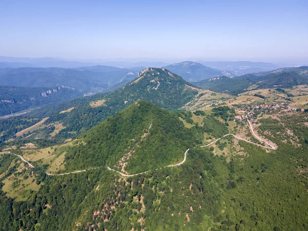 Bulgaristan 'ın Lovech bölgesinin Teteven kasabası yakınlarındaki Balkan Dağı' nın hava manzarası