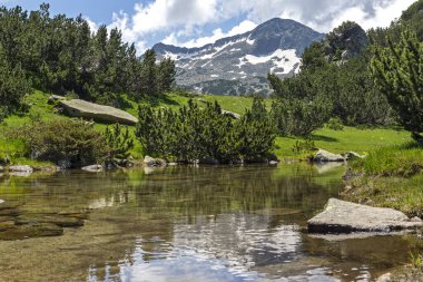 Dağ nehri ve Banderishki Chukar Tepesi, Pirin Dağı, Bulgaristan