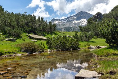 Dağ nehri ve Banderishki Chukar Tepesi, Pirin Dağı, Bulgaristan