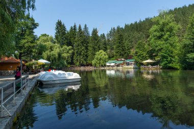 VELINGRAD, BULGARIA - 29 Haziran 2021: Kleptuza Gölü Bulgaristan 'ın Pazardzhik bölgesinin Velingrad kentindeki ünlü spa merkezinde