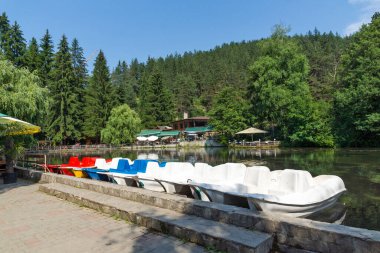 VELINGRAD, BULGARIA - 29 Haziran 2021: Kleptuza Gölü Bulgaristan 'ın Pazardzhik bölgesinin Velingrad kentindeki ünlü spa merkezinde