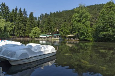 VELINGRAD, BULGARIA - 29 Haziran 2021: Kleptuza Gölü Bulgaristan 'ın Pazardzhik bölgesinin Velingrad kentindeki ünlü spa merkezinde