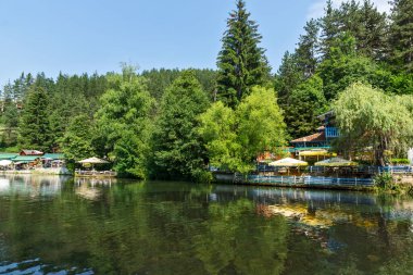 VELINGRAD, BULGARIA - 29 Haziran 2021: Kleptuza Gölü Bulgaristan 'ın Pazardzhik bölgesinin Velingrad kentindeki ünlü spa merkezinde