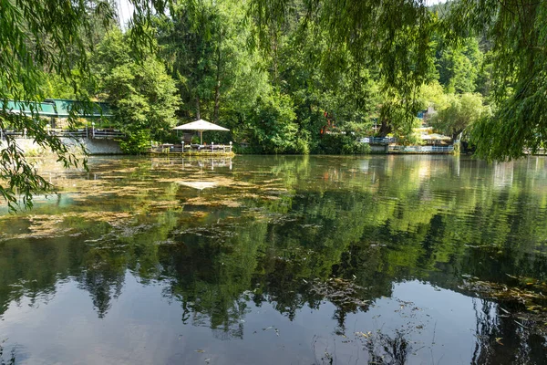 ブルガリアのヴェリングラード 2021年6月29日 ブルガリアのパザルジェイク地方 ヴェリングラードの有名なスパリゾートでKleptuza湖 — ストック写真