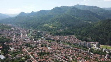 Bulgaristan 'ın Balkan Dağları, Lovech bölgesindeki Teteven kasabasının hava manzarası