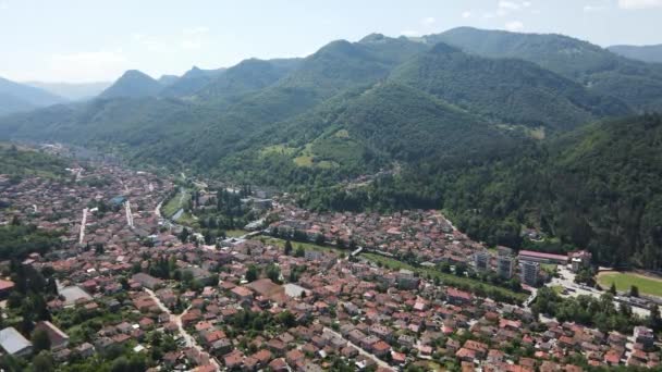 Vista Aérea Cidade Teteven Nas Montanhas Balcânicas Região Lovech Bulgária — Vídeo de Stock