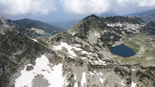 Increíble Vista Aérea Del Pico Muratov Los Lagos Vlahini Gergiyski — Vídeo de stock