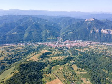 Bulgaristan 'ın Balkan Dağları, Lovech bölgesindeki Teteven kasabasının hava manzarası