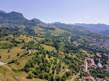 Bulgaristan 'ın Balkan Dağları, Lovech bölgesindeki Teteven kasabasının hava manzarası