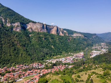 Bulgaristan 'ın Balkan Dağları, Lovech bölgesindeki Teteven kasabasının hava manzarası