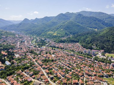 Bulgaristan 'ın Balkan Dağları, Lovech bölgesindeki Teteven kasabasının hava manzarası