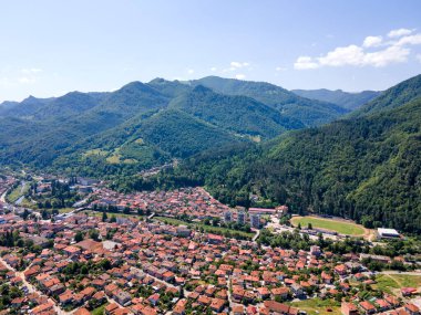 Bulgaristan 'ın Balkan Dağları, Lovech bölgesindeki Teteven kasabasının hava manzarası