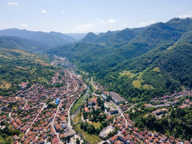 Bulgaristan 'ın Balkan Dağları, Lovech bölgesindeki Teteven kasabasının hava manzarası