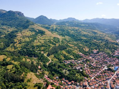 Bulgaristan 'ın Balkan Dağları, Lovech bölgesindeki Teteven kasabasının hava manzarası