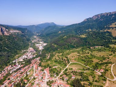 Bulgaristan 'ın Balkan Dağları, Lovech bölgesindeki Teteven kasabasının hava manzarası