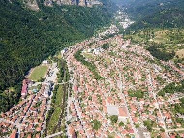 Bulgaristan 'ın Balkan Dağları, Lovech bölgesindeki Teteven kasabasının hava manzarası