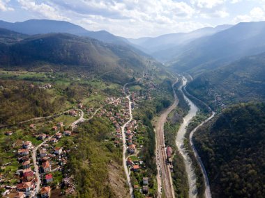 Bulgaristan 'ın Balkan Dağları' ndaki Iskar Nehri Boğazı 'ndaki Lakatnik köyünün hava manzarası