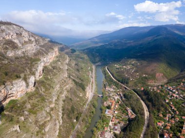 Bulgaristan 'ın Balkan Dağları' ndaki Iskar Nehri Boğazı 'ndaki Lakatnik köyünün hava manzarası