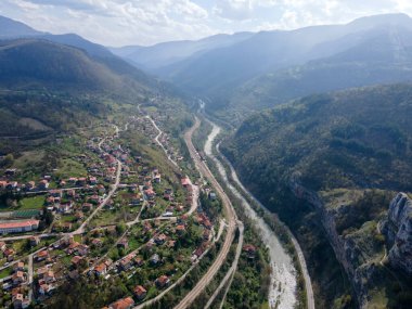 Bulgaristan 'ın Balkan Dağları' ndaki Iskar Nehri Boğazı 'ndaki Lakatnik köyünün hava manzarası