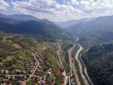 Bulgaristan 'ın Balkan Dağları' ndaki Iskar Nehri Boğazı 'ndaki Lakatnik köyünün hava manzarası