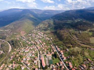 Bulgaristan 'ın Balkan Dağları' ndaki Iskar Nehri Boğazı 'ndaki Lakatnik köyünün hava manzarası