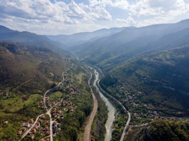 Bulgaristan 'ın Balkan Dağları' ndaki Iskar Nehri Boğazı 'ndaki Lakatnik köyünün hava manzarası