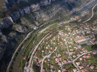 Bulgaristan 'ın Balkan Dağları' ndaki Iskar Nehri Boğazı 'ndaki Lakatnik köyünün hava manzarası