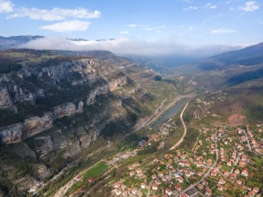 Bulgaristan 'ın Balkan Dağları' ndaki Iskar Nehri Boğazı 'ndaki Lakatnik köyünün hava manzarası
