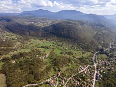 Bulgaristan 'ın Balkan Dağları' ndaki Iskar Nehri Boğazı 'ndaki Lakatnik köyünün hava manzarası