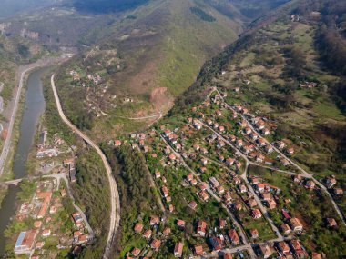 Bulgaristan 'ın Balkan Dağları' ndaki Iskar Nehri Boğazı 'ndaki Lakatnik köyünün hava manzarası