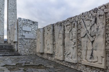 PERUSHTITSA, BULGARIA - 23 Aralık 2020: Bulgaristan 'ın Filibe bölgesinin Perushtitsa kenti yakınlarındaki Üç Neslin Anıtı