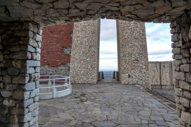 PERUSHTITSA, BULGARIA - 23 Aralık 2020: Bulgaristan 'ın Filibe bölgesinin Perushtitsa kenti yakınlarındaki Üç Neslin Anıtı