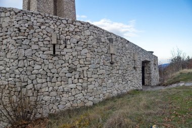 PERUSHTITSA, BULGARIA - 23 Aralık 2020: Bulgaristan 'ın Filibe bölgesinin Perushtitsa kenti yakınlarındaki Üç Neslin Anıtı