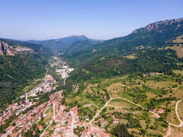 Vista Aérea Cidade Teteven Nas Montanhas Balcânicas Região Lovech Bulgária — Fotografia de Stock