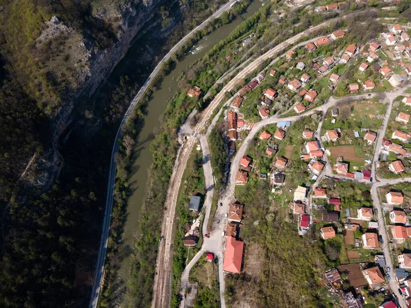 Flygfoto Över Byn Lakatnik Vid Iskar Flodgata Balkanbergen Bulgarien — Stockfoto