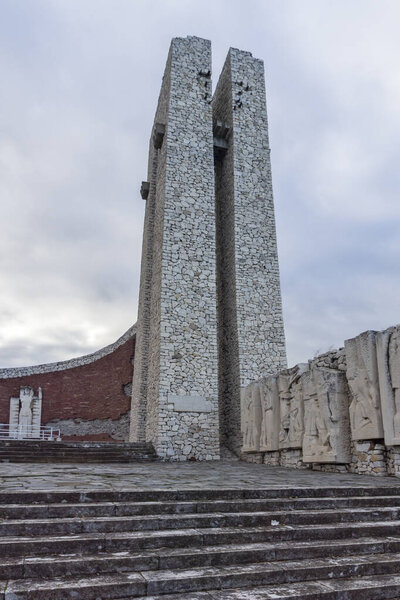 ПЕРУШТИЦА, БУЛЬГАРИЯ - 23 ДЕКАБРЯ 2020: Памятник трем поколениям вблизи города Перуштица, Пловдивская область, Болгария