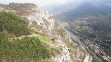 Bulgaristan 'ın Balkan Dağları' nın Milanovo köyü yakınlarındaki Iskar Nehri Boğazı 'nın hava manzarası