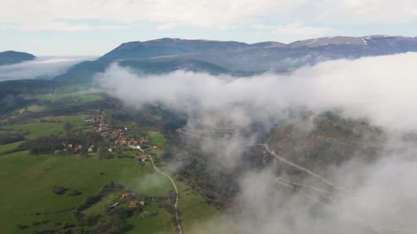 保加利亚巴尔干山区Milanovo村附近Iskar河谷的空中景观 — 图库视频影像