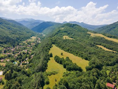 Bulgaristan 'ın Balkan Dağları, Lovech bölgesindeki Ribaritsa köyünün hava manzarası
