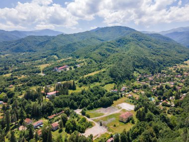 Bulgaristan 'ın Balkan Dağları, Lovech bölgesindeki Ribaritsa köyünün hava manzarası