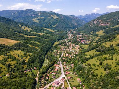 Bulgaristan 'ın Balkan Dağları, Lovech bölgesindeki Ribaritsa köyünün hava manzarası
